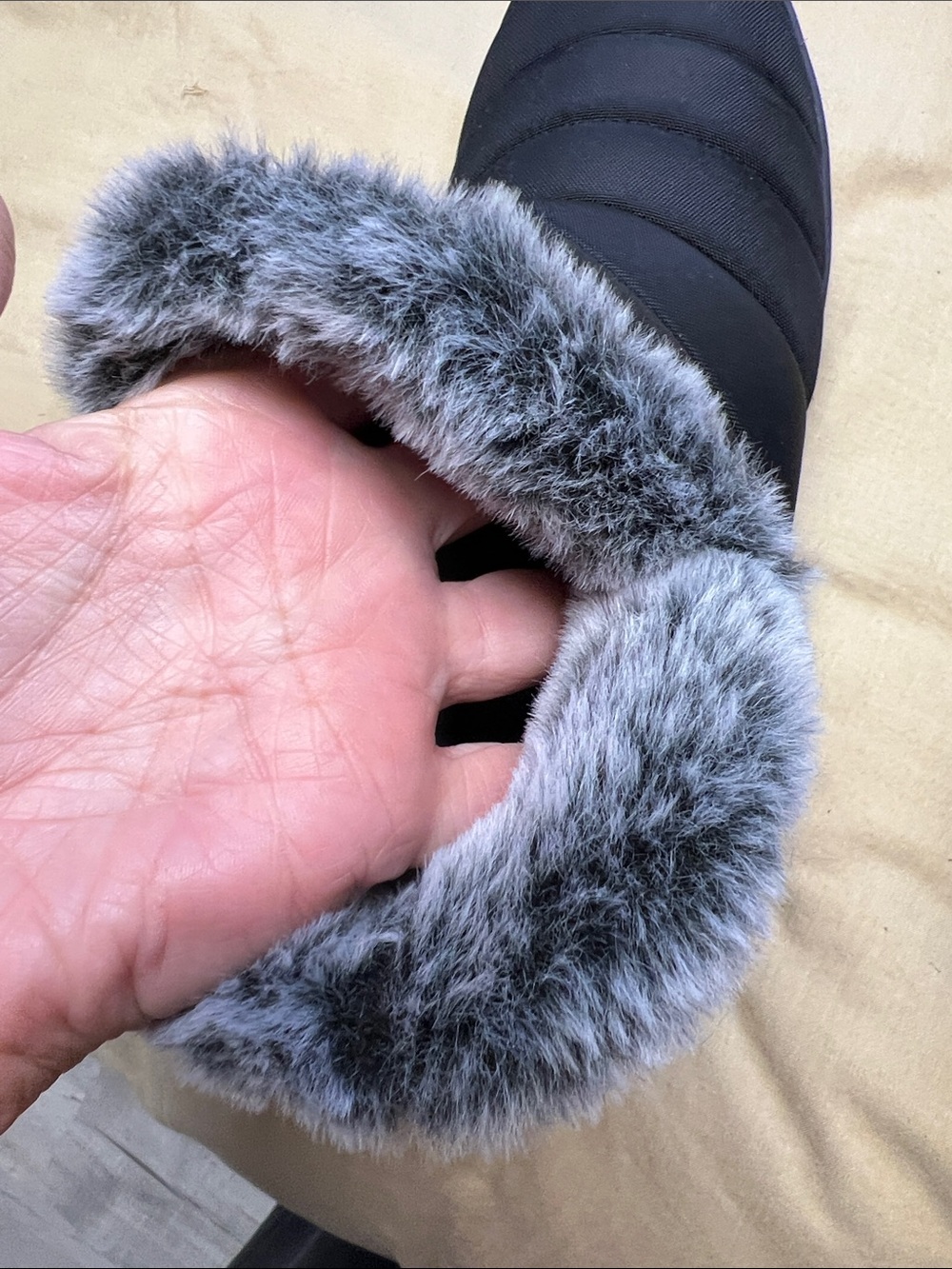 Minnetonka Black Quilted Ankle Winter Boots with Gray Faux Fur Cuff sz 8 - Picture 8 of 9